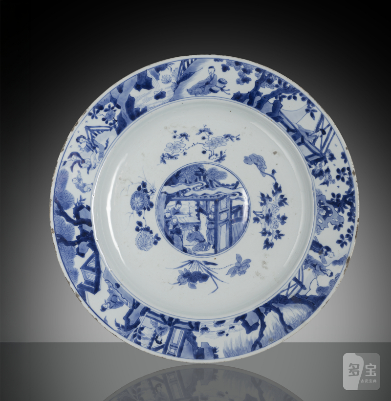 A large plate decorated in underglaze blue with figural scenes on the rim, in the raised nodus in the centre, lined with flowering branches - 图1